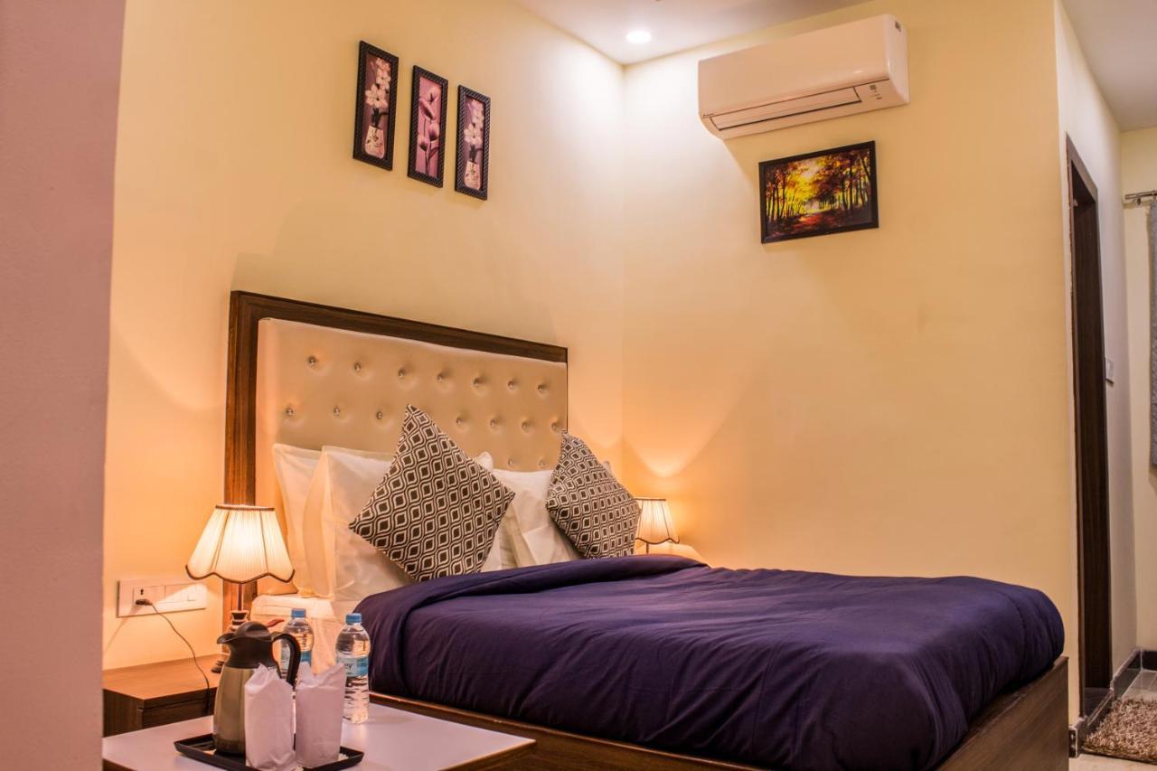 Lav Kush International Hotel Varanasi Exterior foto